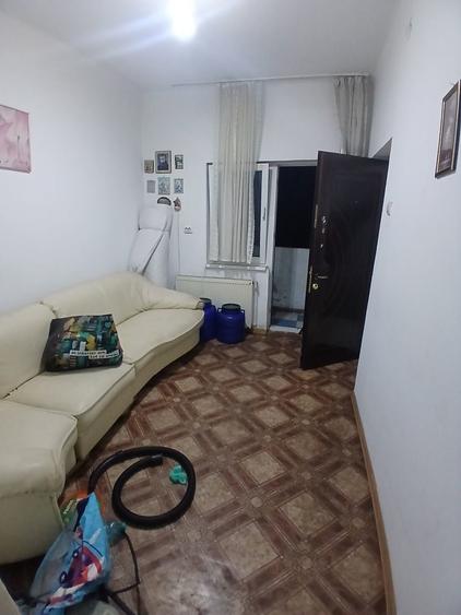 Apartament cu 4 camere semidecomandat în Tei