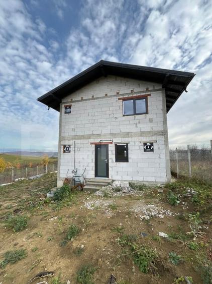Casă individuală cu 4 camere cu Teren 3000 Mp în Uriu