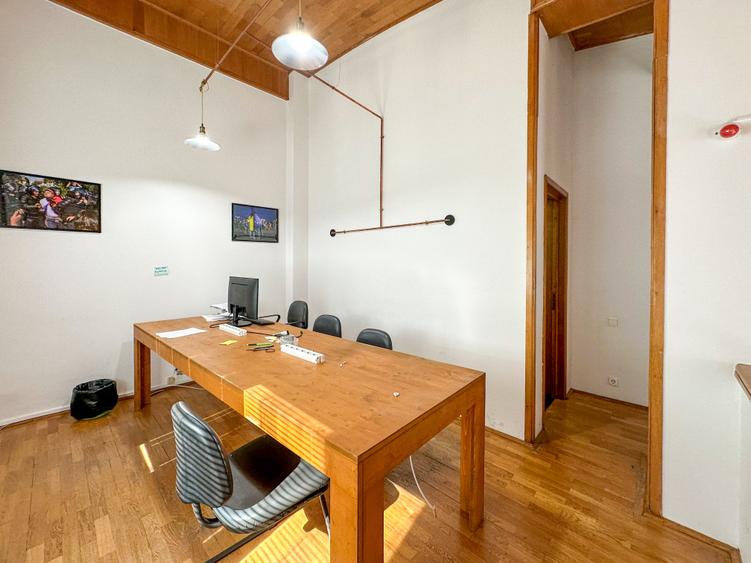 Apartament cu 6 camere semidecomandat în Primăverii