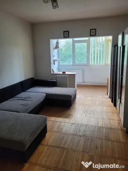 Apartament cu 4 camere decomandat în Est
