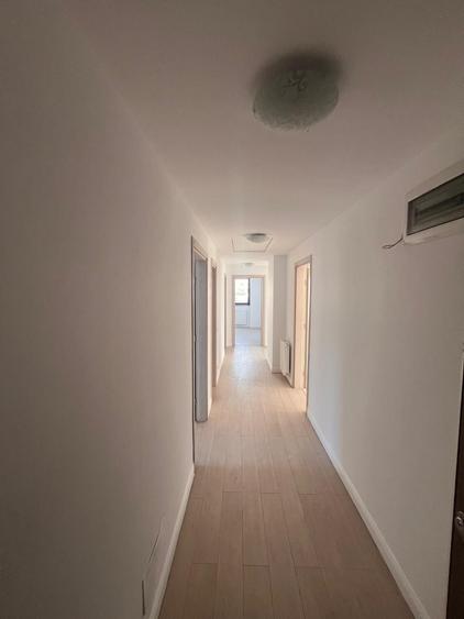 Penthouse cu 3 camere semidecomandat în Dorobanți
