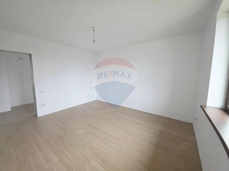 Casă cu 5 camere cu Teren 6110 Mp în Girov