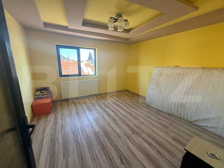 Casă individuală cu 9 camere cu Canalizare în Comișani