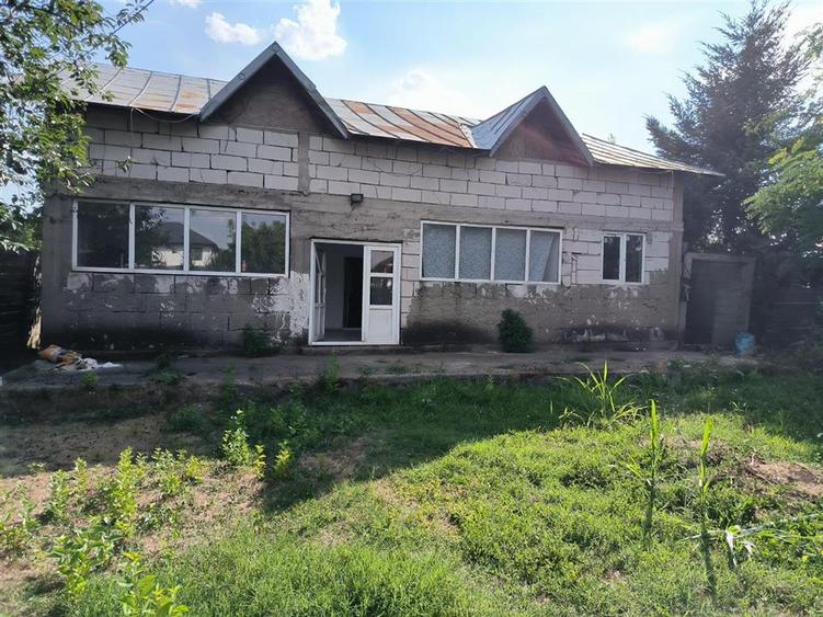 Casă cu 4 camere cu Canalizare în Central