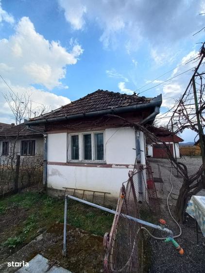 Casă cu 4 camere cu Teren 6600 Mp în Central