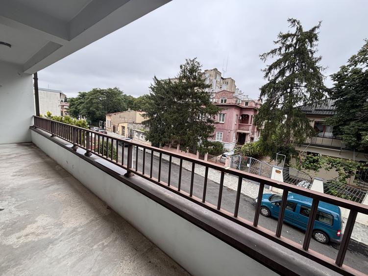 Casă individuală cu 14 camere cu Canalizare în Calea Călărașilor