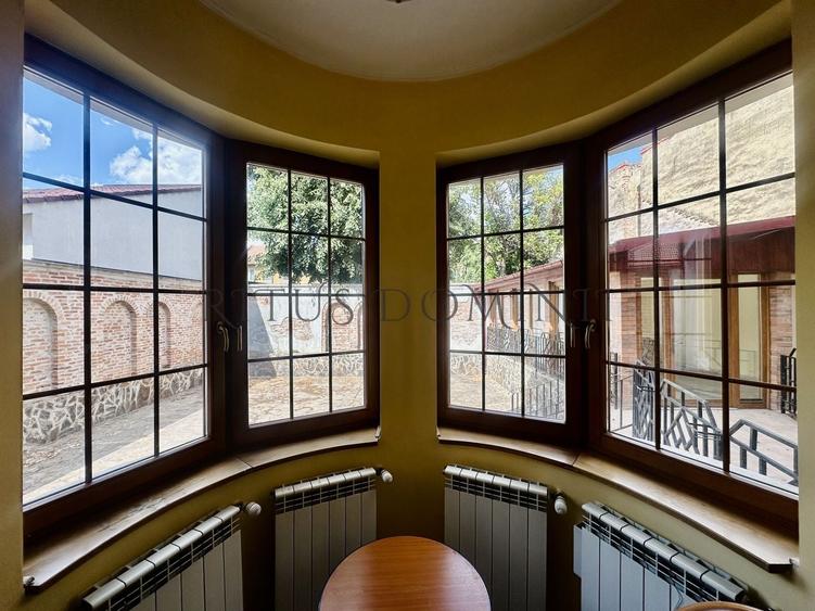 Casă individuală cu 13 camere cu Canalizare în Ultracentral