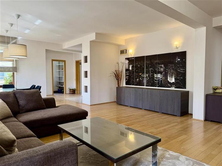 Apartament cu 4 camere semidecomandat în Herăstrău