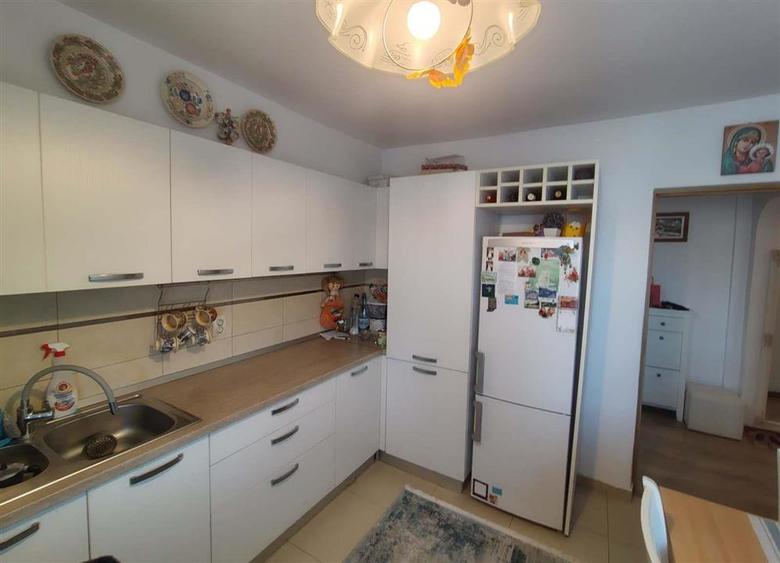 Apartament cu 4 camere decomandat în Burdujeni