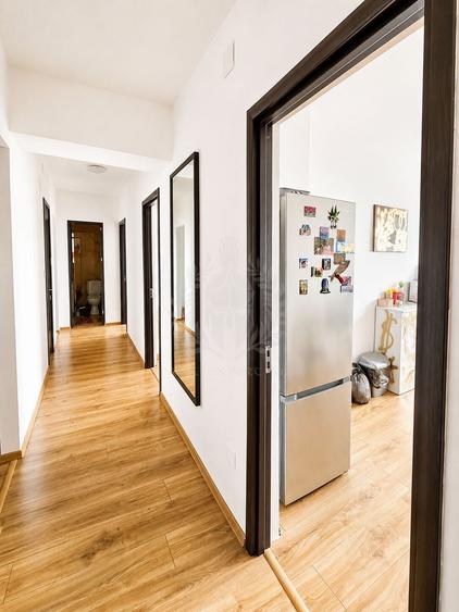 Apartament cu 3 camere semidecomandat, mobilat în Central