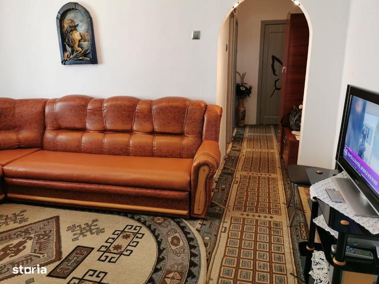 Apartament cu 3 camere semidecomandat în Craiovița Nouă