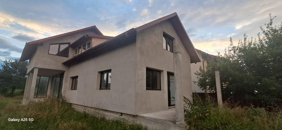 Casă individuală cu 5 camere cu Teren 880 Mp în Sasca Mare