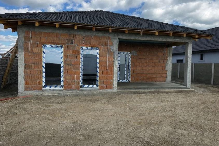 Casă cu 4 camere în Sânmihaiu Român