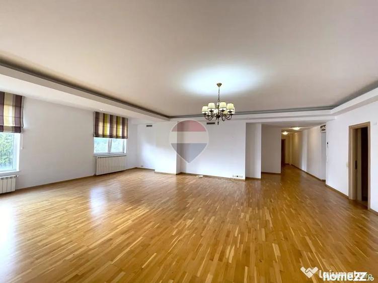 Apartament cu 4 camere decomandat în Nordului