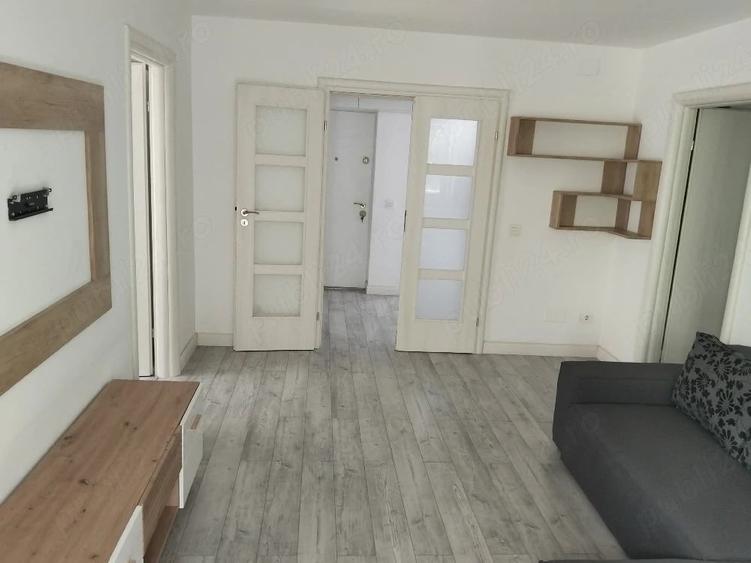 Apartament cu 3 camere semidecomandat în Nicolae Titulescu