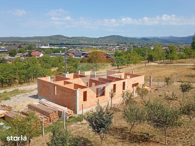Casa / Vila cu 4 camere de vanzare - 1