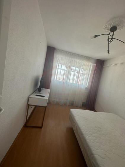 Apartament cu 3 camere decomandat în Micro 20