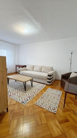Apartament cu 3 camere decomandat în Lotrioara