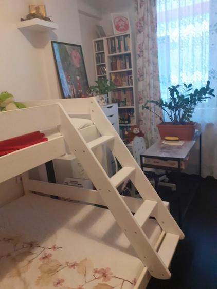 Apartament cu 3 camere semidecomandat în Dămăroaia
