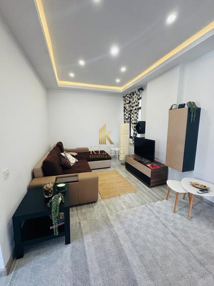 Apartament cu 3 camere semidecomandat, mobilat în Capitale