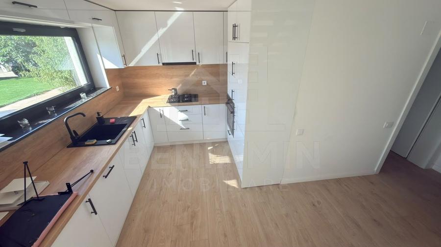 Casă individuală cu 6 camere cu Piscina în Cârcea