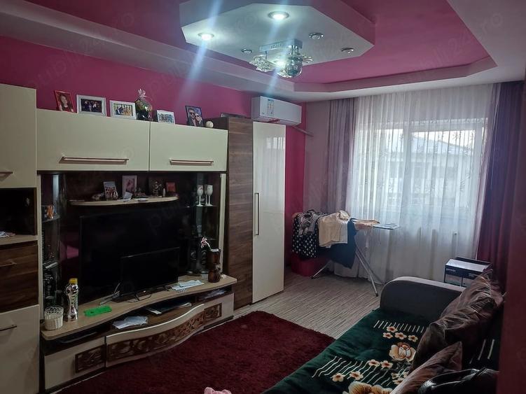 Apartament cu 3 camere decomandat în Est