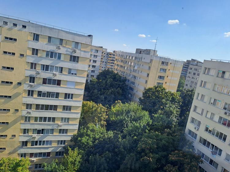 Apartament cu 3 camere semidecomandat în Obor