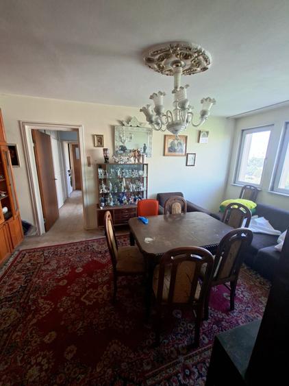 Apartament cu 3 camere semidecomandat în Titan