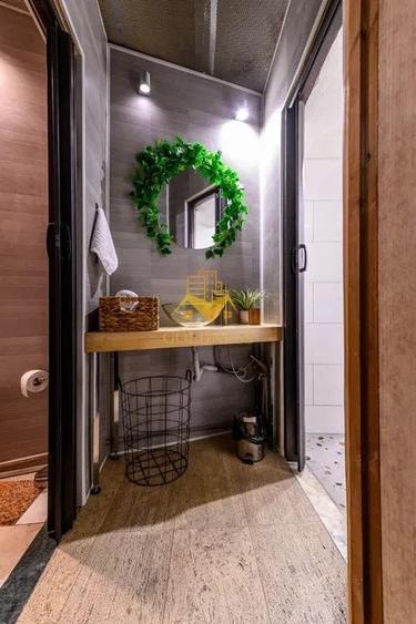 Apartament cu 3 camere semidecomandat, mobilat în Central