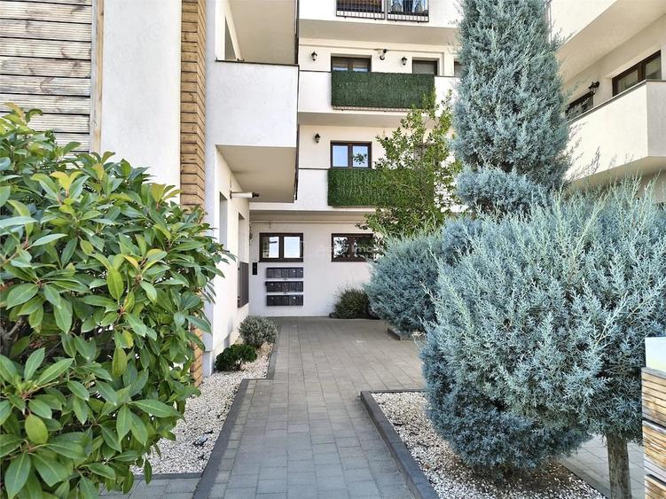 Apartament cu 3 camere semidecomandat în Periferie