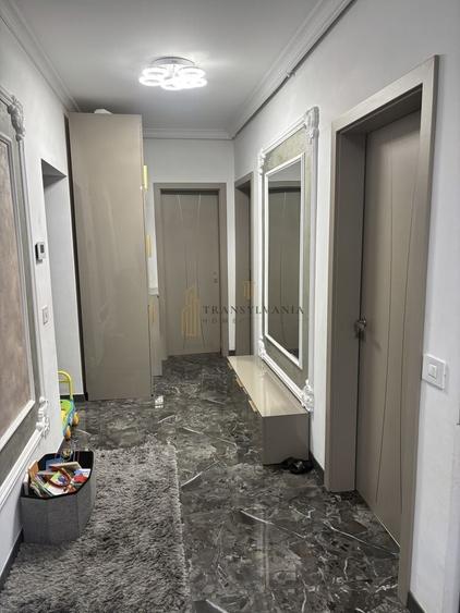 Apartament cu 3 camere semidecomandat, mobilat în Exterior Est