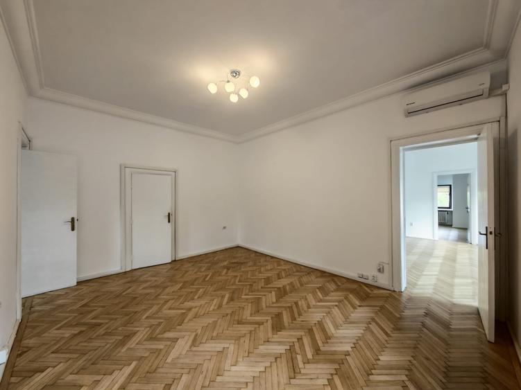 Apartament cu 6 camere nedecomandat în Aviatorilor