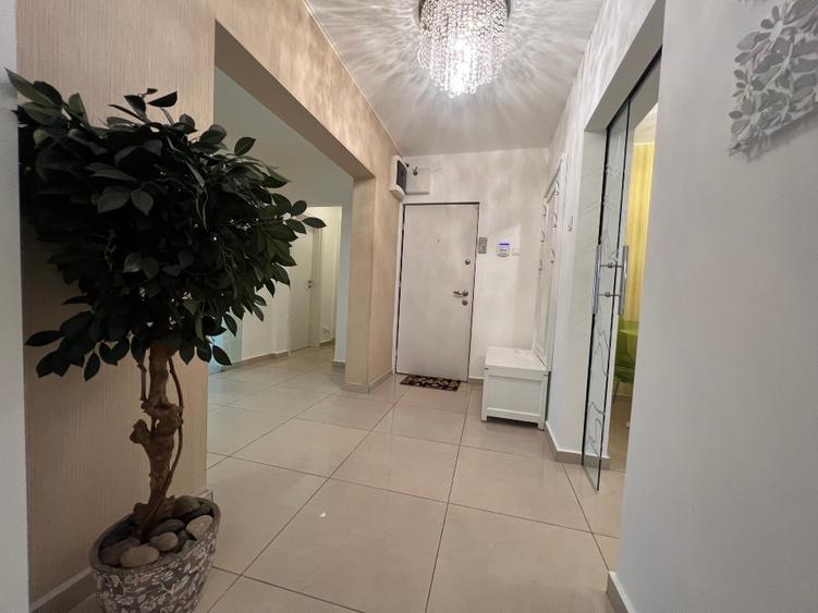Apartament cu 4 camere decomandat, mobilat în Costin Georgian