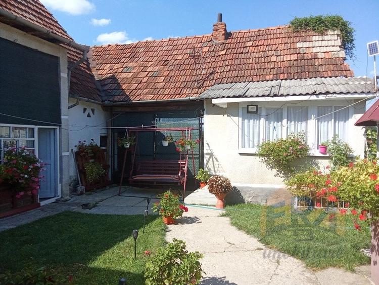 Casă individuală cu 3 camere cu Canalizare în Josani (Măgești)
