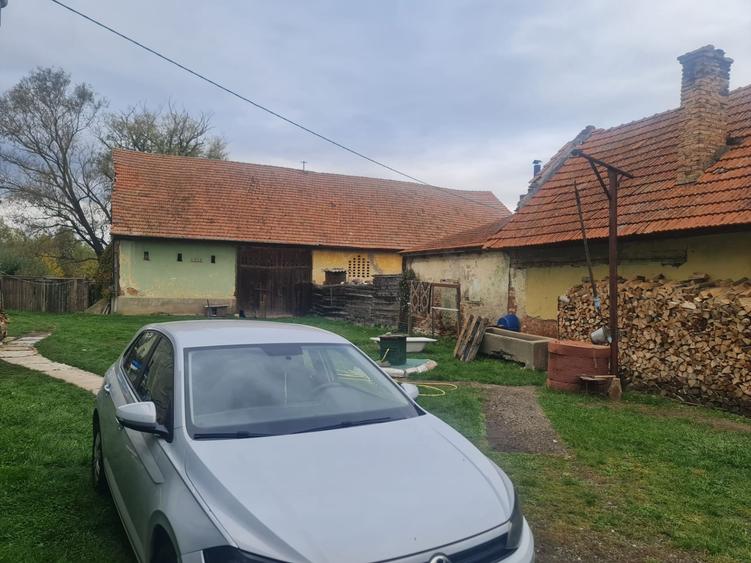 Casă cu 4 camere cu Teren 2550 Mp în Stupini