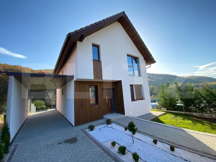 Casă individuală cu 4 camere cu Garaj în Sălicea