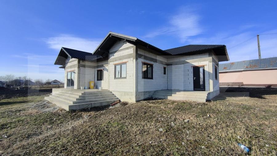 Casă individuală cu 4 camere cu Garaj în Periferie