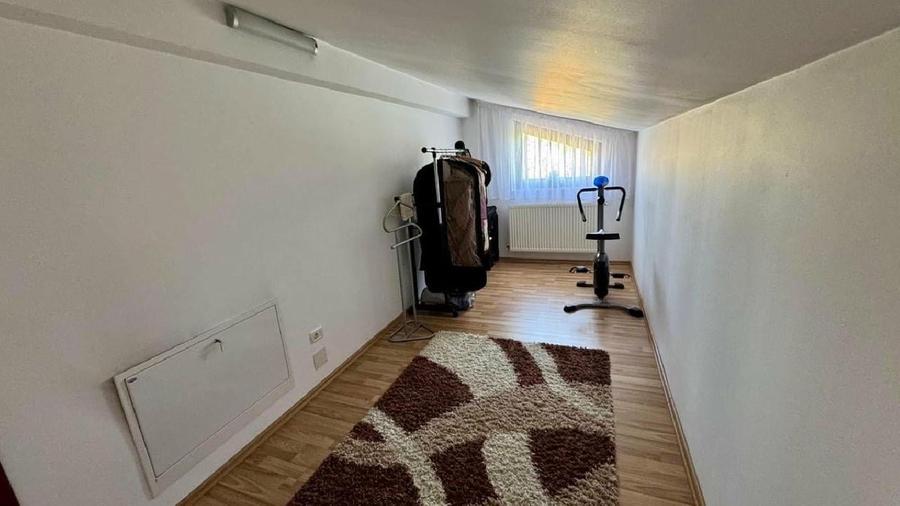 Casă individuală cu 6 camere cu Teren 600 Mp în Central