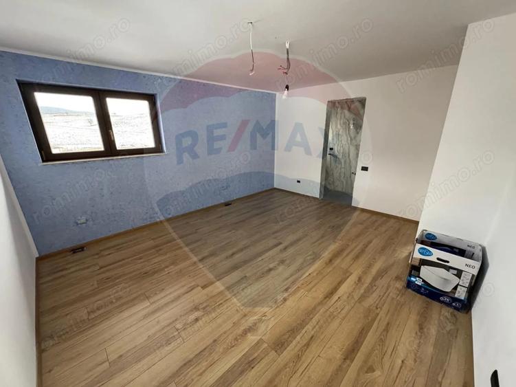 Casă cu Teren 1550 Mp în Dărmănești
