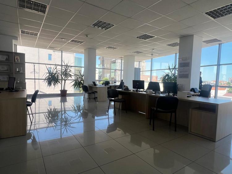 Birou, de 241 mp, în Central