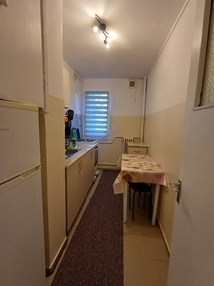 Apartament cu 3 camere semidecomandat, mobilat în Titan