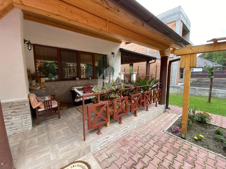 Casă individuală cu 7 camere cu Canalizare în Șelimbăr