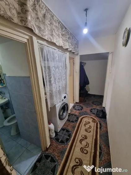 Apartament cu 3 camere semidecomandat în Km 4