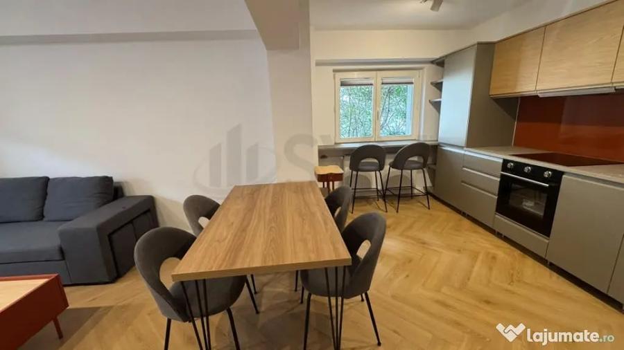 Apartament cu 3 camere decomandat în Victoriei