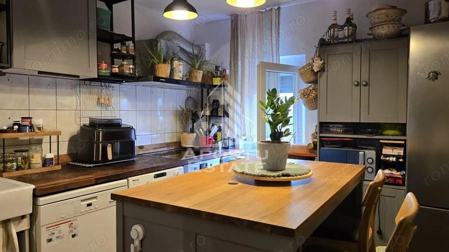 Apartament cu 3 camere semidecomandat în Bucovina