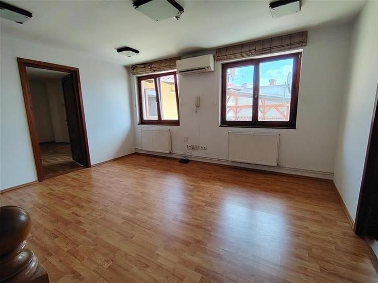Duplex cu 6 camere cu Canalizare în 1 Decembrie 1918