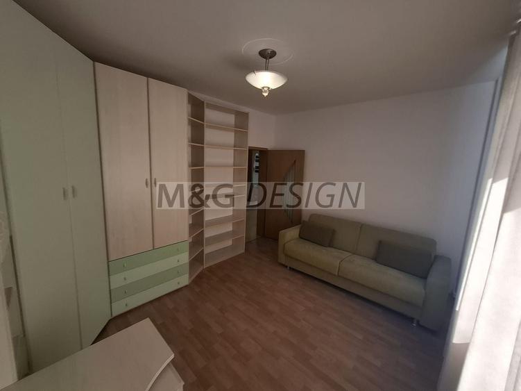 Apartament cu 3 camere semidecomandat, mobilat în Central