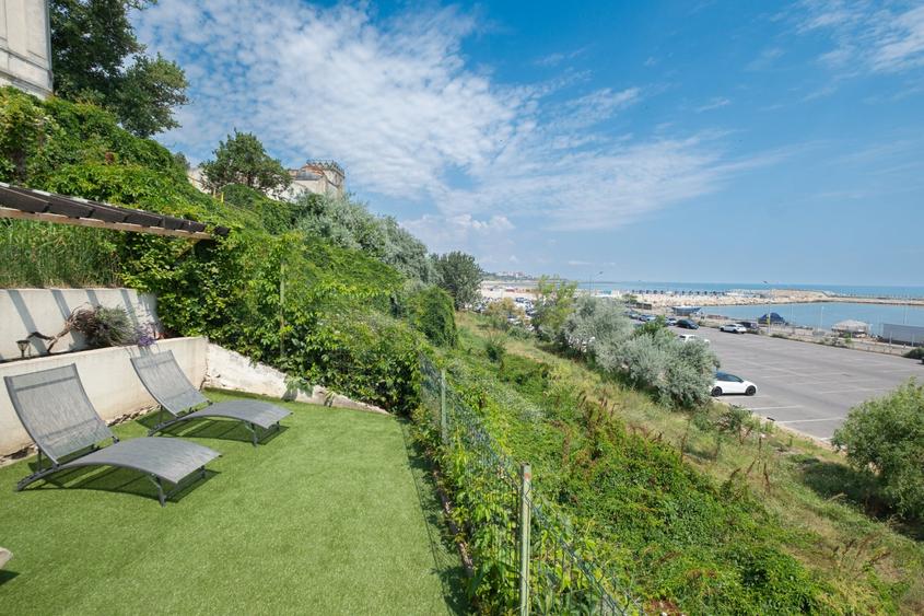 Apartament cu 4 camere semidecomandat, mobilat în Peninsula