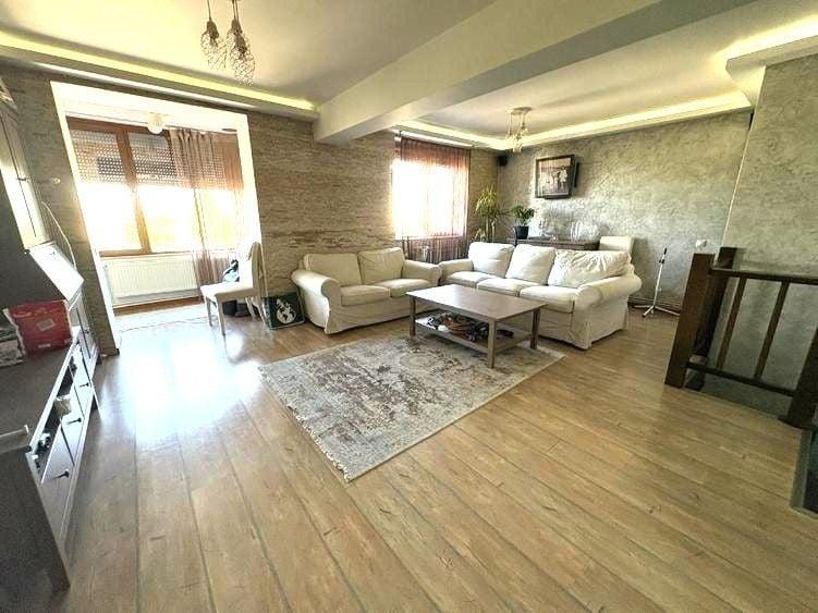 Apartament cu 3 camere decomandat în Casa de Cultură