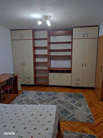 Apartament cu 4 camere decomandat în Lipovei